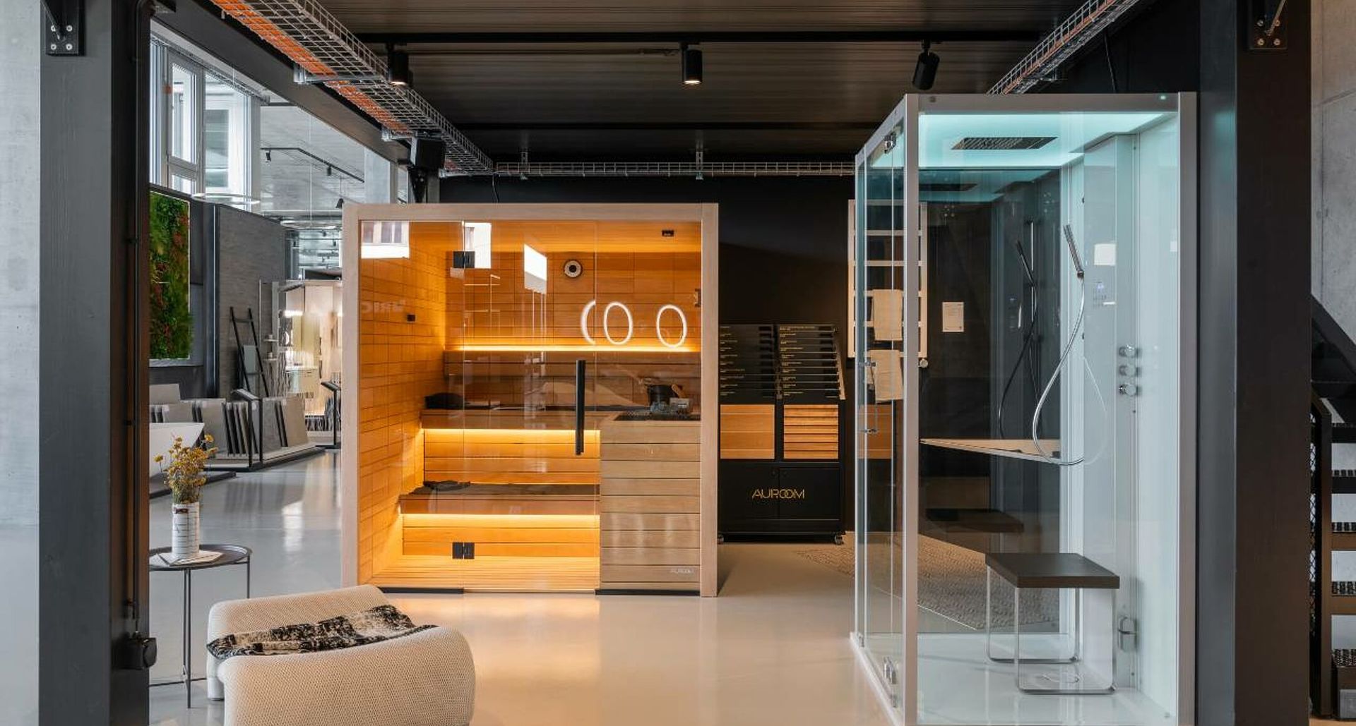 Ein Raum mit einer Sauna und einer Dusche darin.