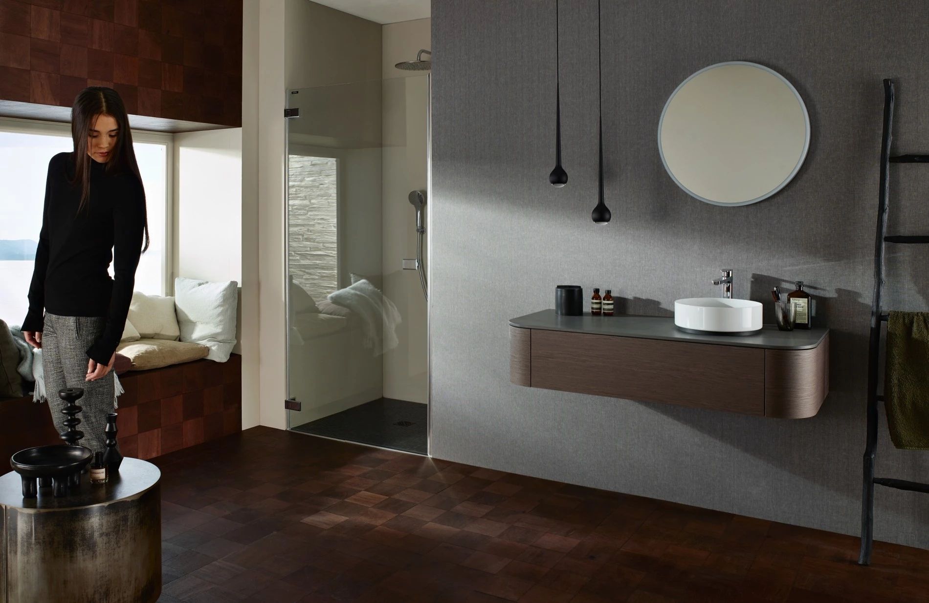 Eine Frau steht in einem Badezimmer neben einem Waschbecken