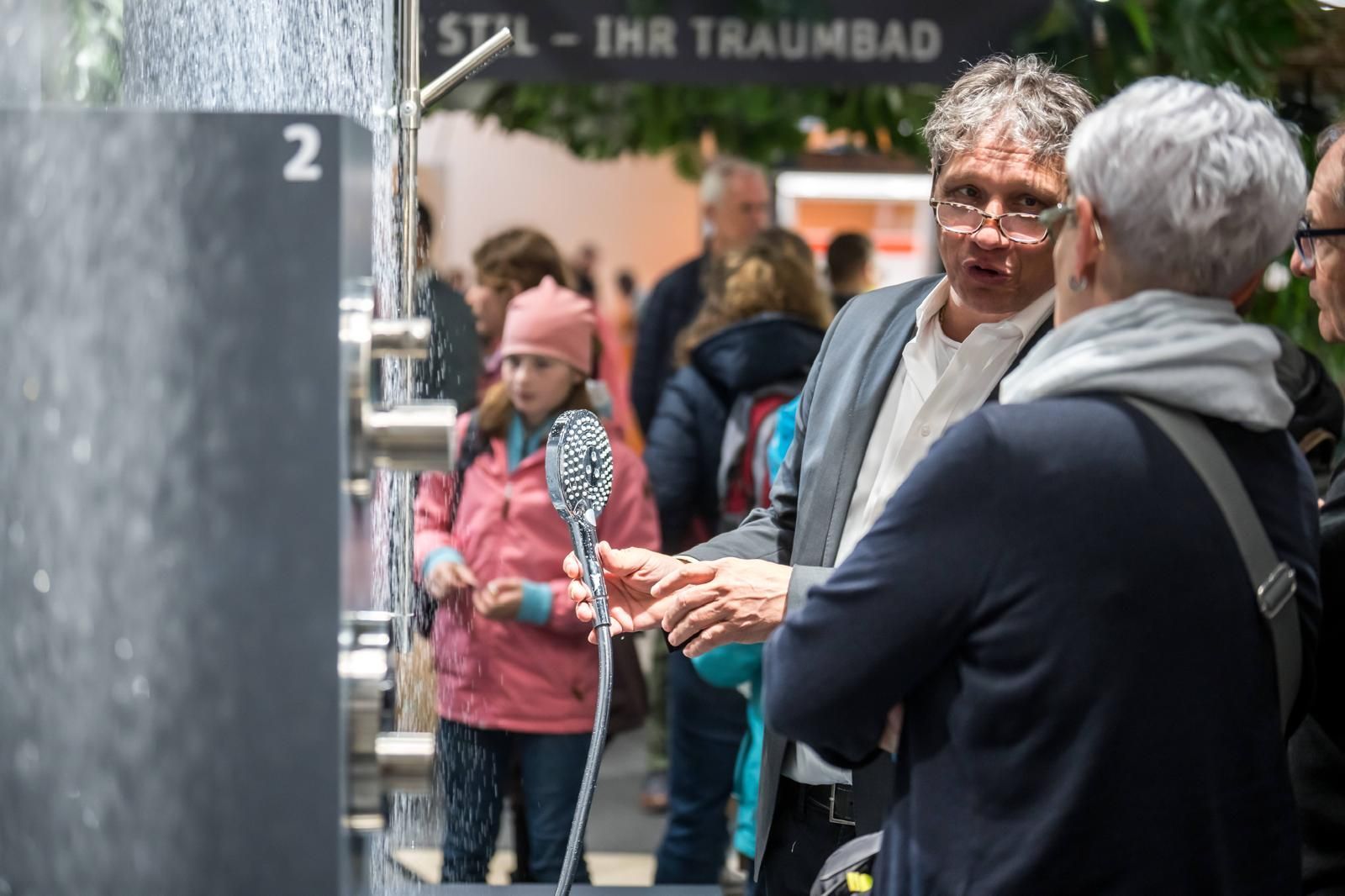 Eine Gruppe von Menschen steht vor einem Schild mit der Nummer 2 darauf