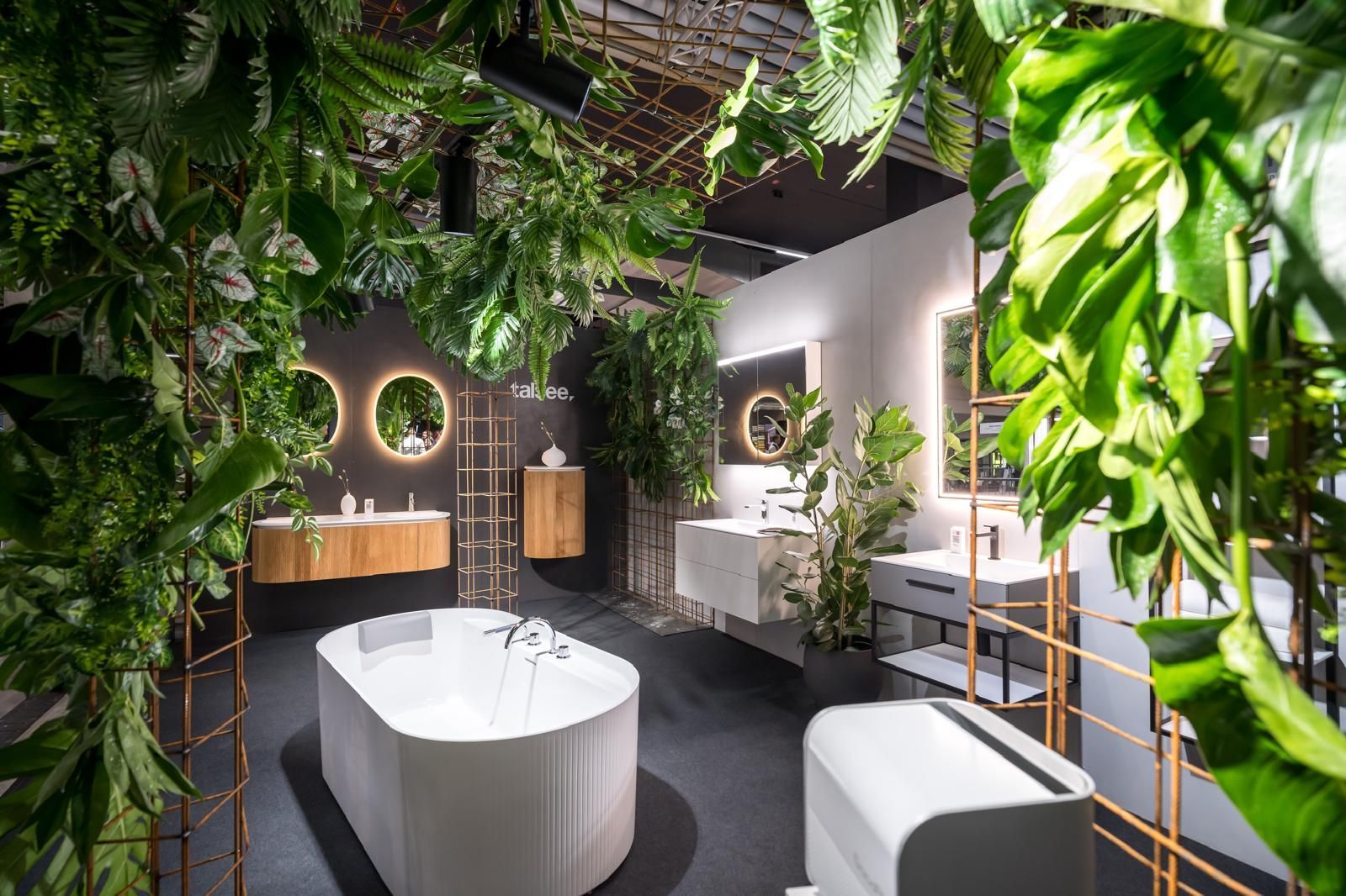 Ein Badezimmer mit von der Decke hängenden Pflanzen und einer Badewanne
