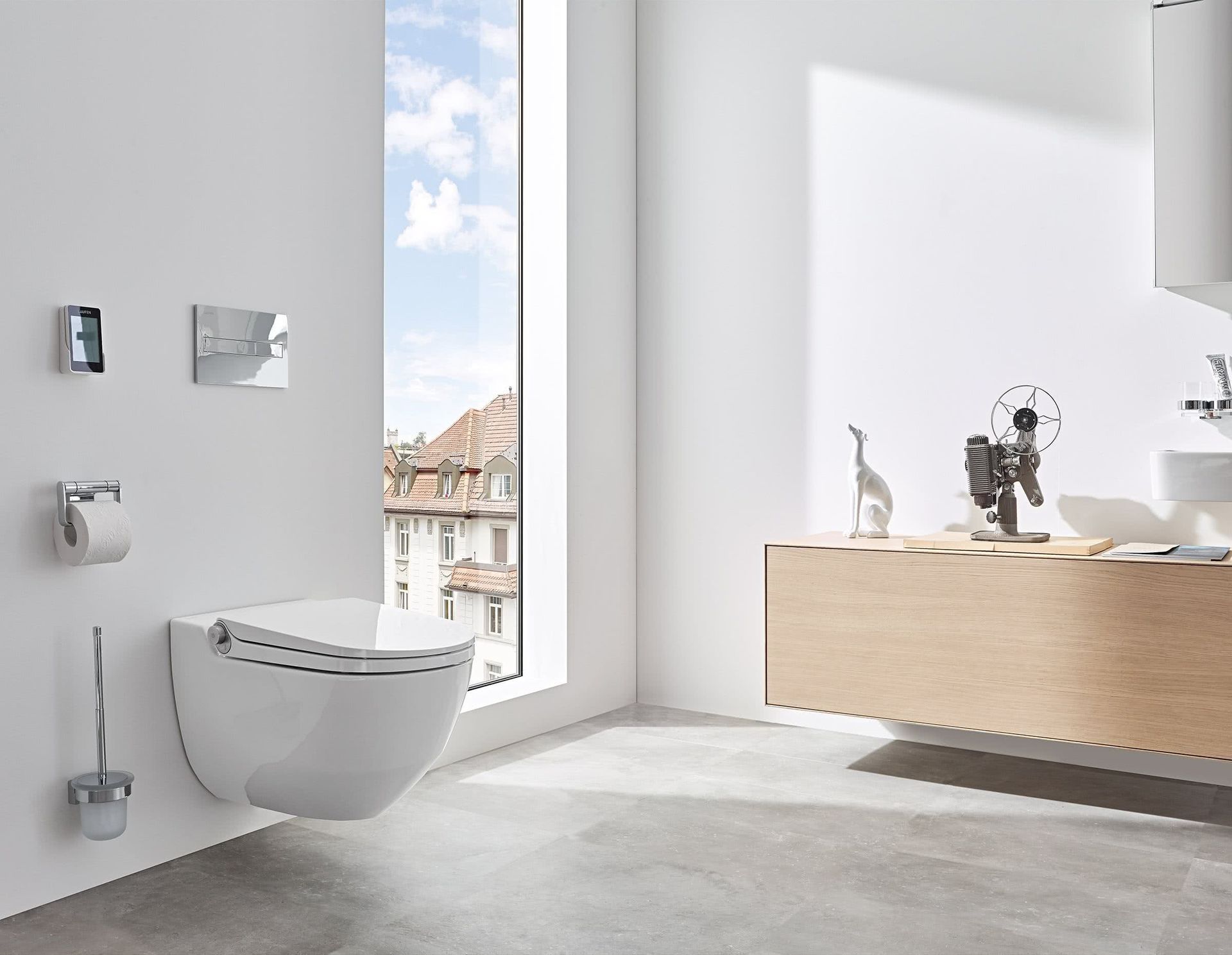 Ein Badezimmer mit wandhängendem WC und Waschbecken