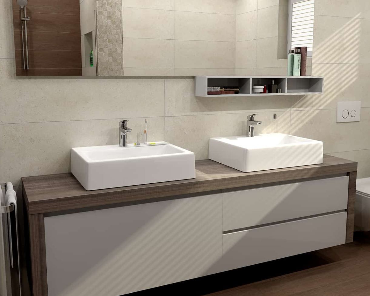 Ein Badezimmer mit zwei Waschbecken und einem Spiegel