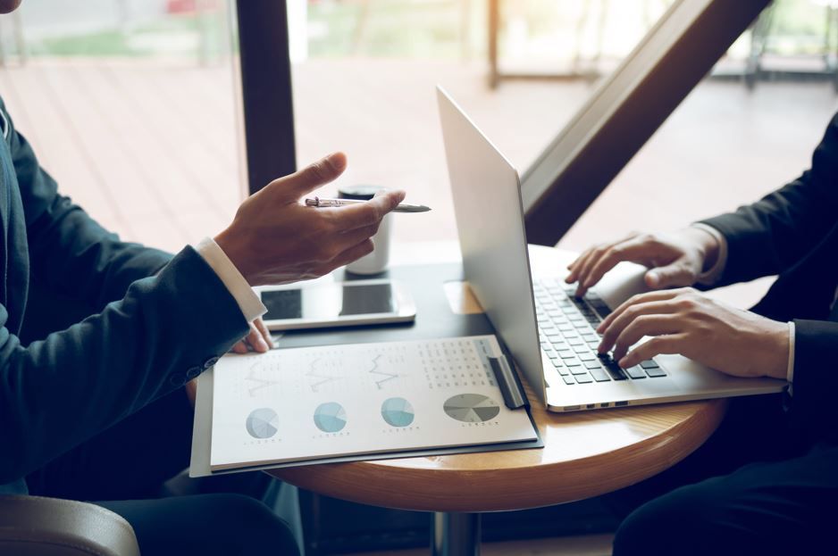 Dos personas vestidas con traje 