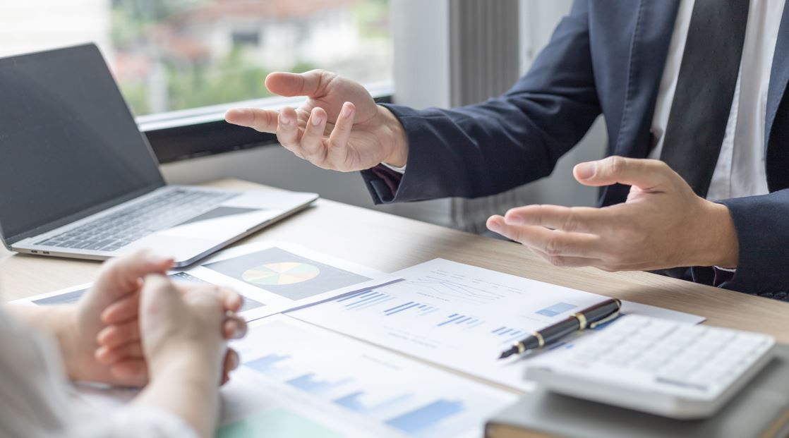 Dos profesionales vestidos 