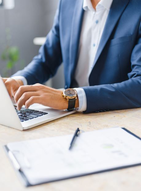 Una persona vestida con un traje 