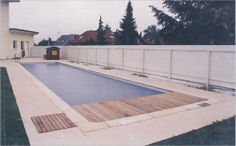 Holzabeckung auf Swimmingpool - Staub Schwimmbad-Technik AG - Heimberg