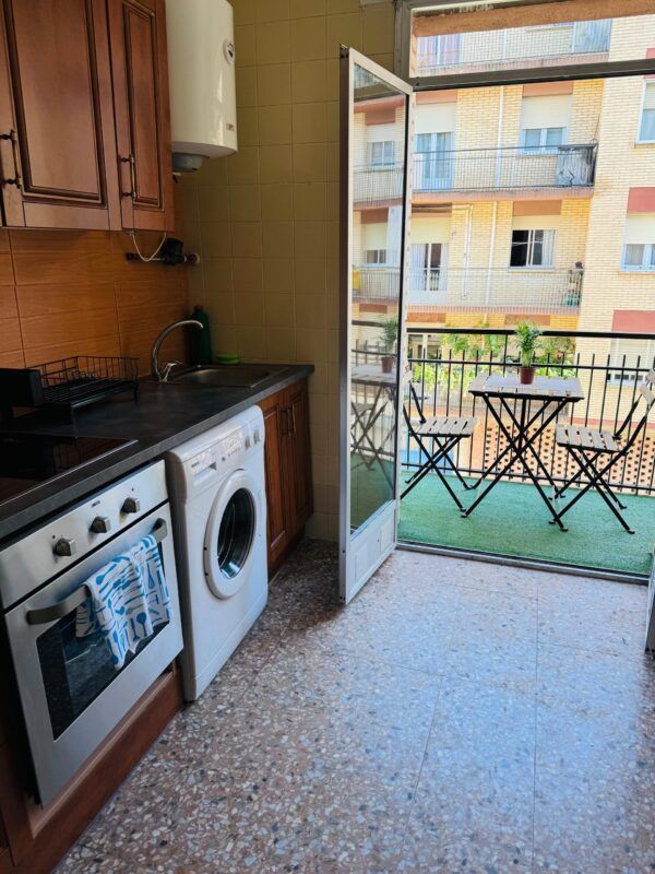 El apartamento est&aacute; situado en el centro de N&aacute;jera (La Rioja), una ubicaci&oacute;n privilegiada para disfrutar del encanto de esta hist&oacute;rica localidad. Perfecto para explorar el entorno, la cultura y la gastronom&iacute;a de la zona con total comodidad.