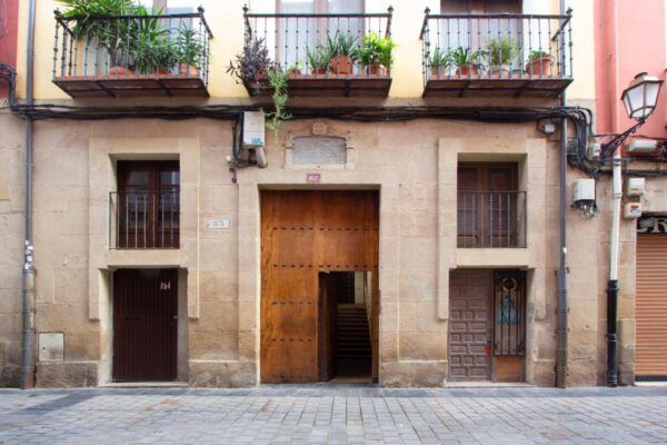 El apartamento se encuentra en Calle Marqués de San Nicolás, en pleno centro de Logroño, junto al Camino de Santiago. Una ubicación privilegiada que permite disfrutar de la ciudad a pie, rodeado de historia, cultura y gastronomía.