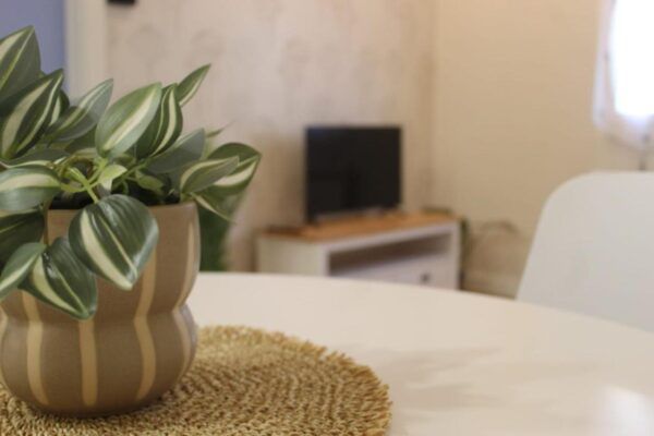 Casa Leire se encuentra en Calle San Bartolom&eacute;, 1, en pleno centro de Logro&ntilde;o, a escasos pasos de la Concatedral de Santa Mar&iacute;a de La Redonda. Su ubicaci&oacute;n privilegiada permite disfrutar de la ciudad a pie, con acceso directo a los principales puntos de inter&eacute;s.