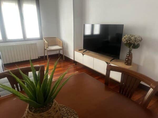 Casa Ane se encuentra en Calle Esteban Manuel Villegas, 6, en Logroño, en una zona céntrica y muy bien comunicada. A pocos minutos a pie del Ayuntamiento y cerca de los principales puntos de interés, es una ubicación ideal para moverse cómodamente por la ciudad.