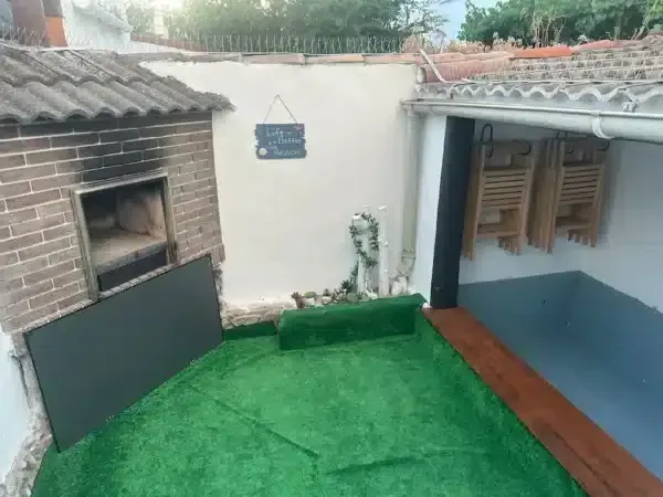 Casa Ulloa se encuentra enC. Luis de Ulloa, 61, Logroño, en una zona tranquila y bien conectada. Su ubicación es ideal tanto para estancias turísticas como para visitas relacionadas con el entorno universitario o eventos en la ciudad.