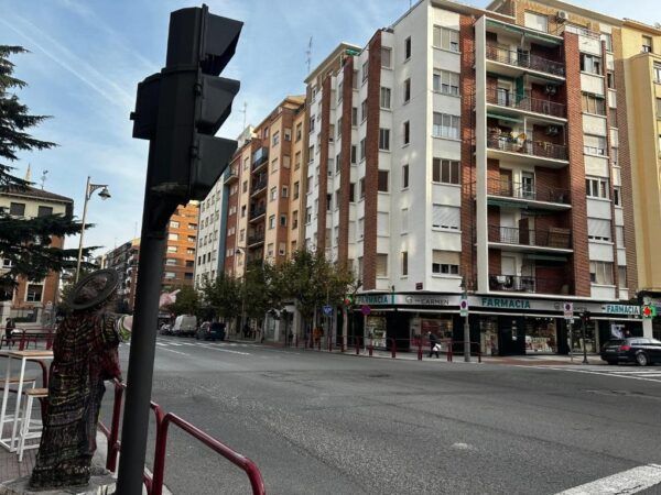 Centro Colón se encuentra en pleno centro de Logroño, en la zona de Colón, una ubicación ideal para disfrutar de la ciudad con total comodidad. Desde aquí podrás acceder fácilmente a las principales zonas comerciales, culturales y gastronómicas.