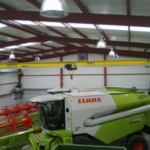 Una cosechadora Claas está estacionada en un almacén