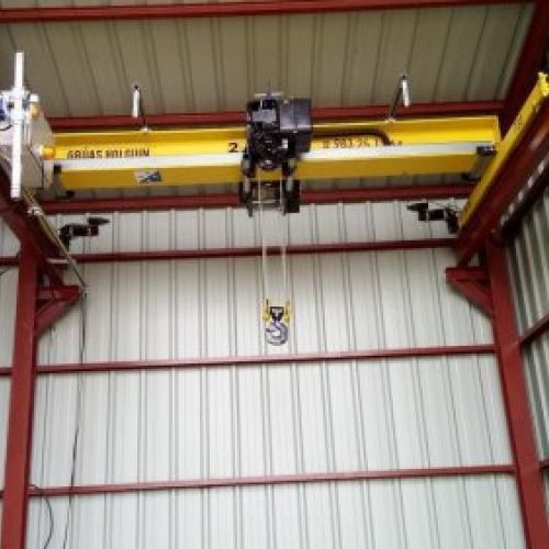 Una grúa cuelga del techo de un edificio.