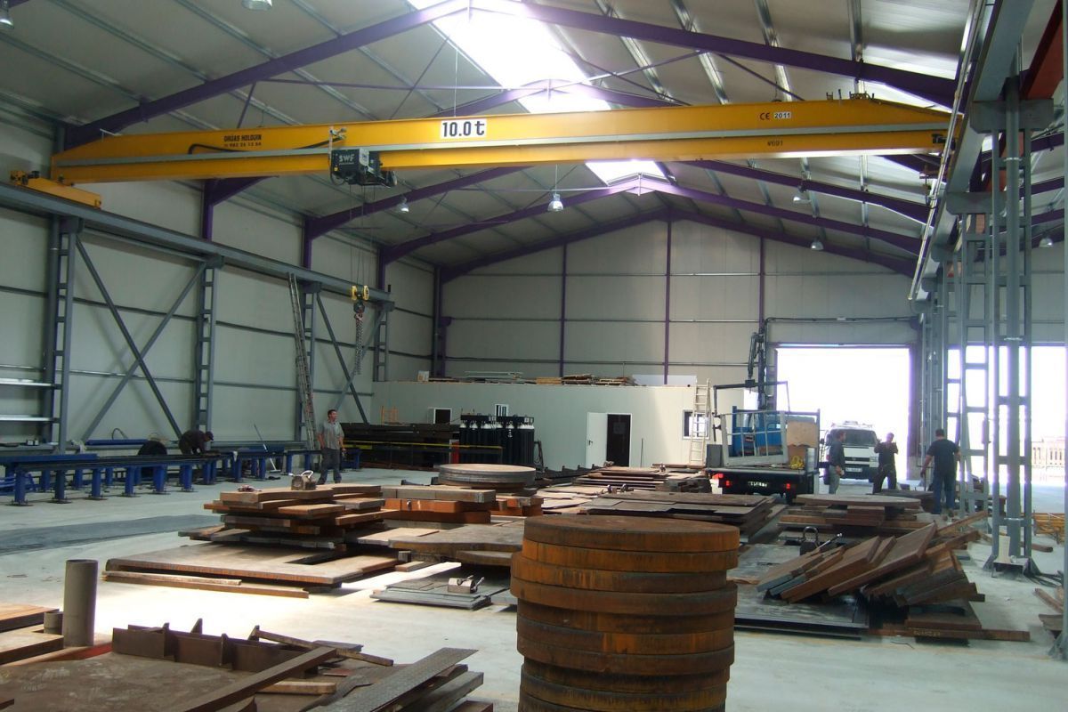 Un gran almacén con una grúa que dice cel