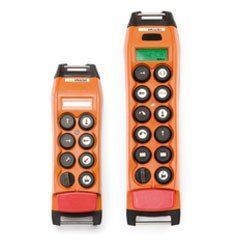 Dos controles remotos de color naranja con botones negros sobre fondo blanco.
