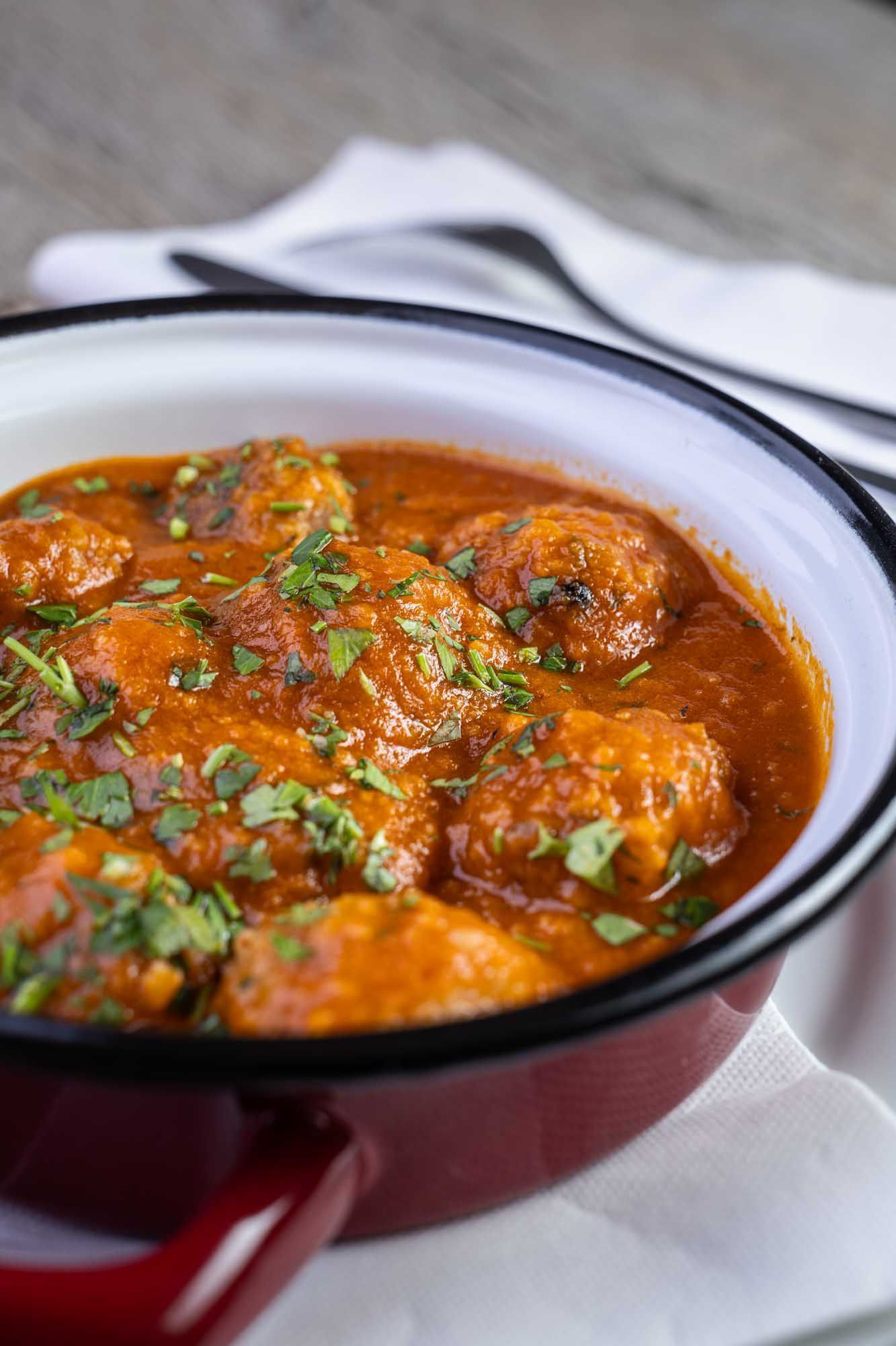 Un primer plano de un plato de curry de pollo sobre una mesa.