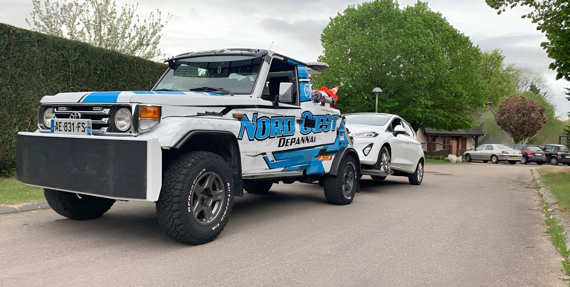 Véhicule Nord-Ouest Dépannage transportant un véhicule léger