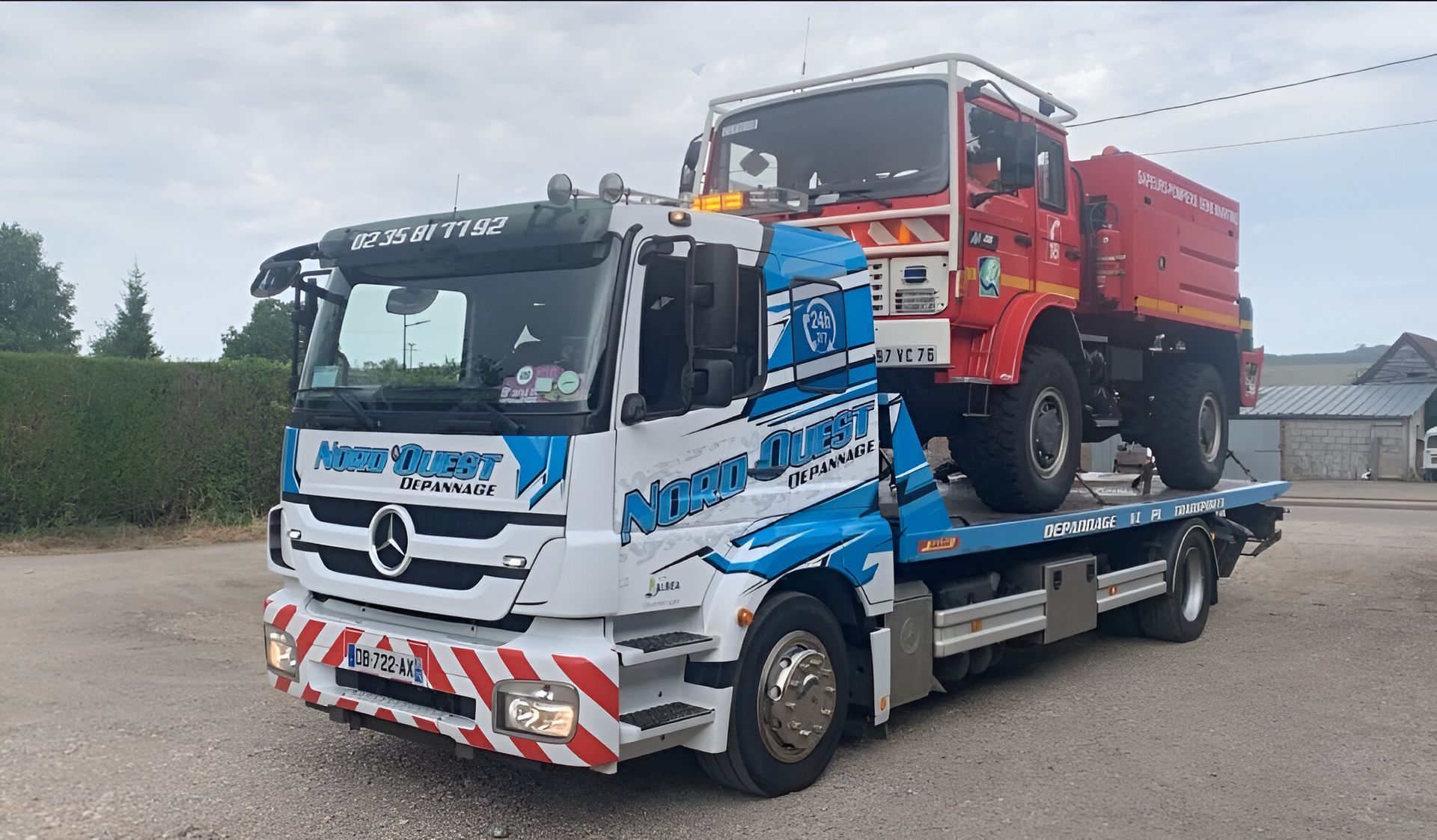 Véhicule Nord-Ouest Dépannage transportant un camion de pompier sur un plateau