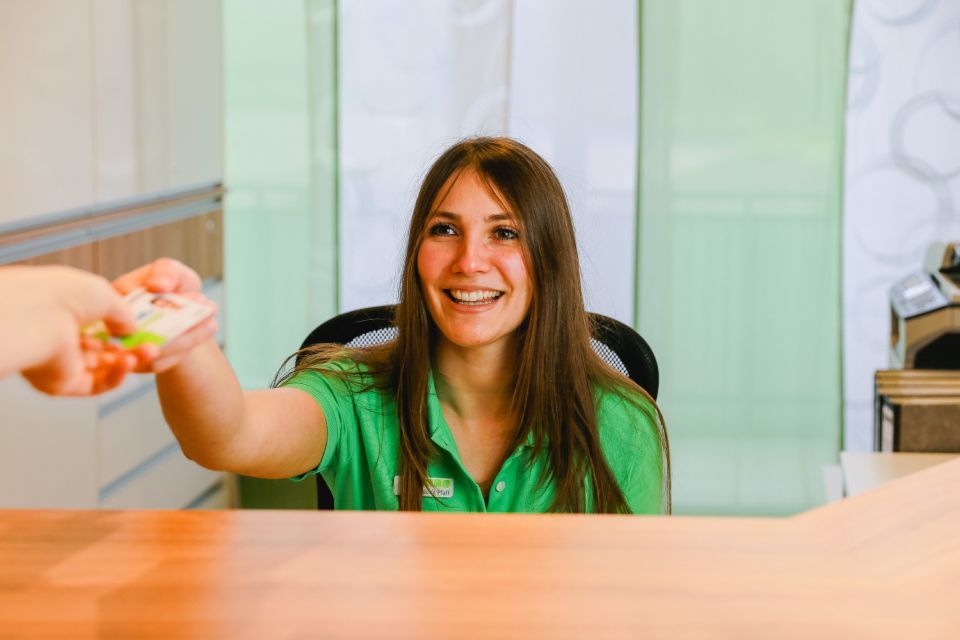 Mitarbeiterin an der Rezeption, Zahnarztpraxis Dr. Krausert