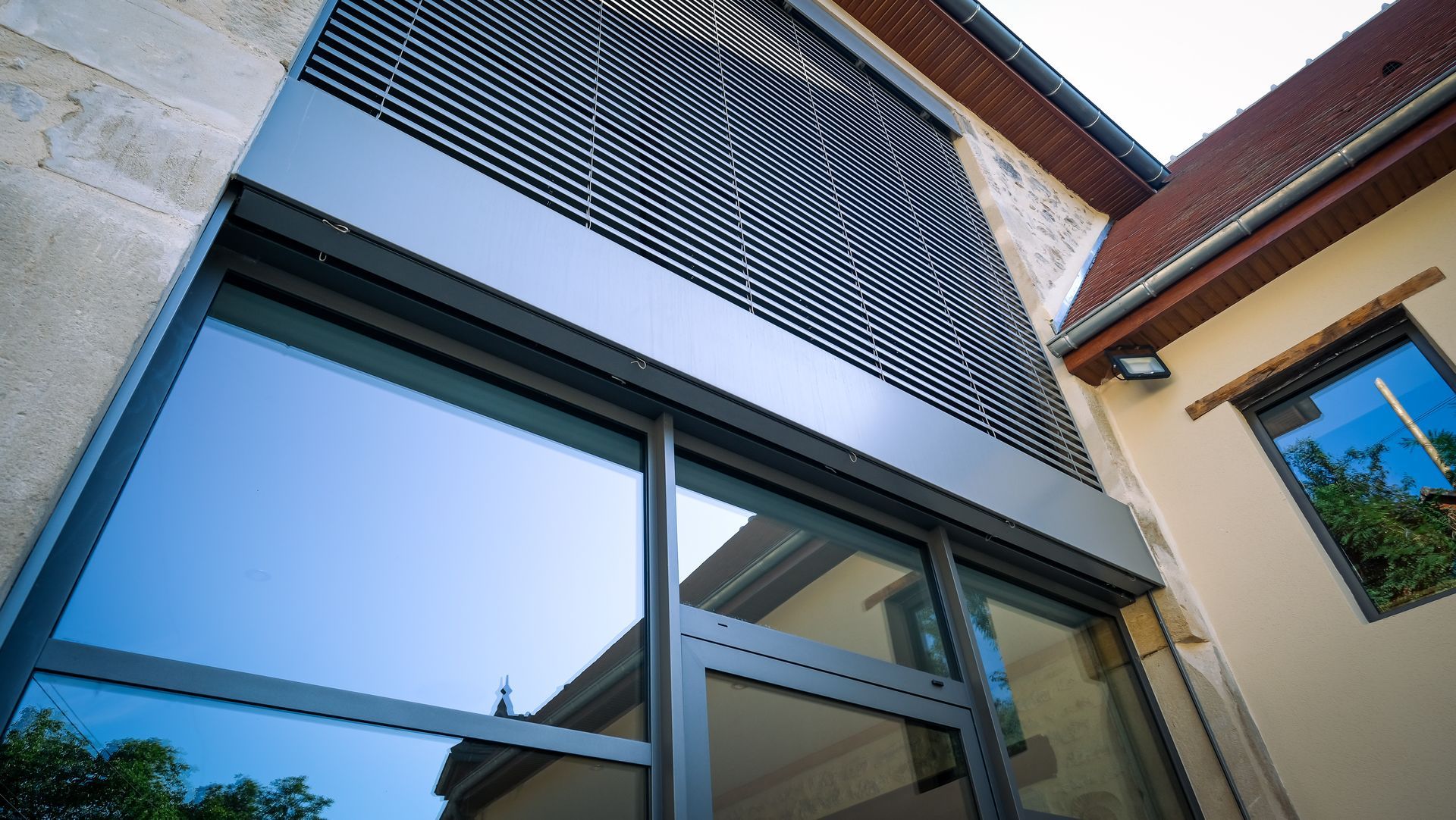 Brise-soleil contemporain sur une grande fenêtre