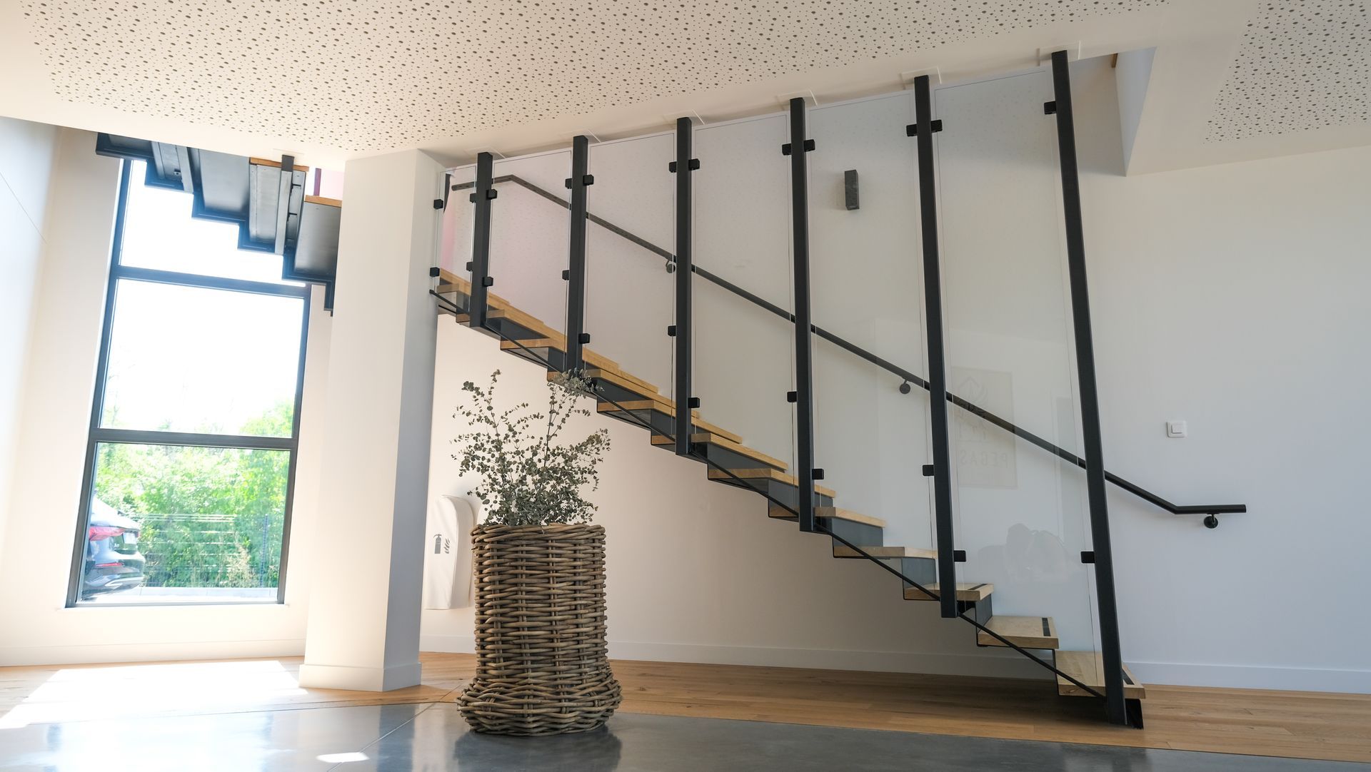 Garde-corps en aluminium pour un escalier en bois