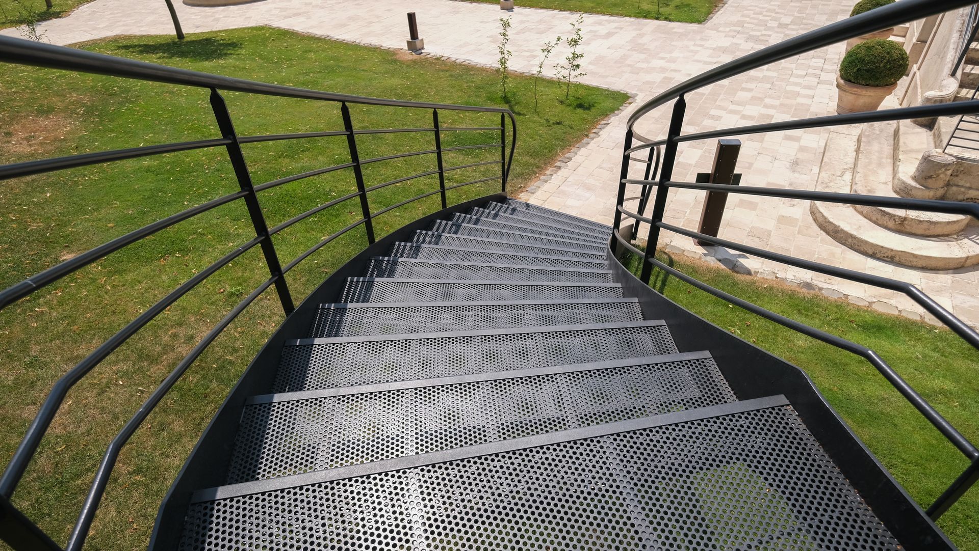 Escalier métallique sur mesure pour une descente sur jardin