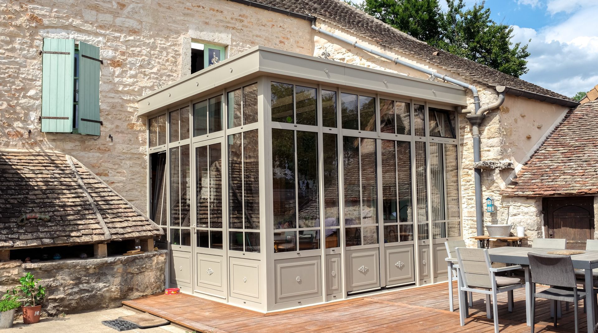 Installation d'une véranda en aluminium couleur beige