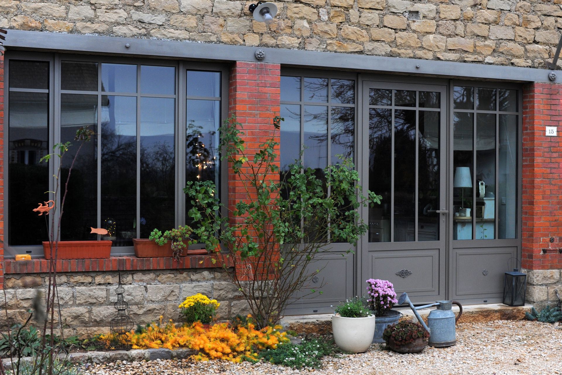 Menuiseries en aluminium pour une devanture d'atelier professionnel