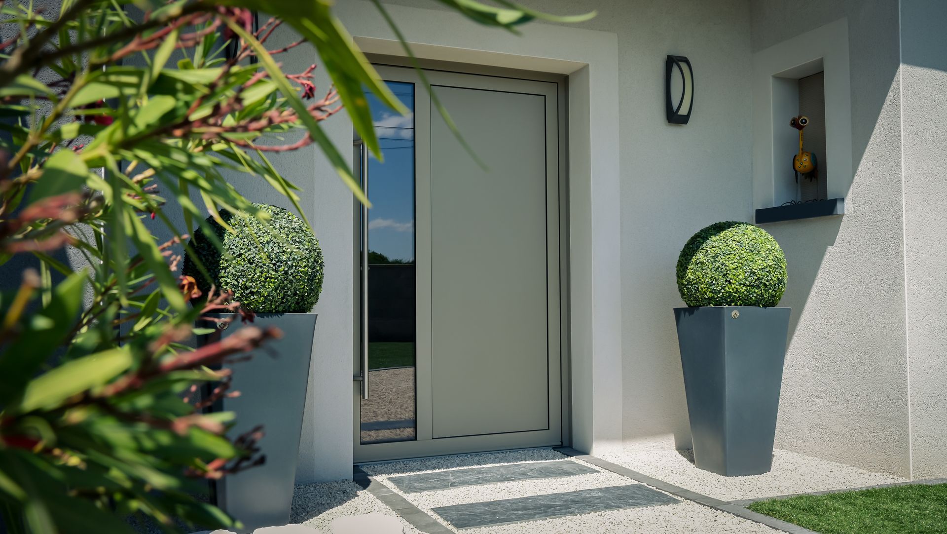 Porte d'entrée en aluminium au design contemporain