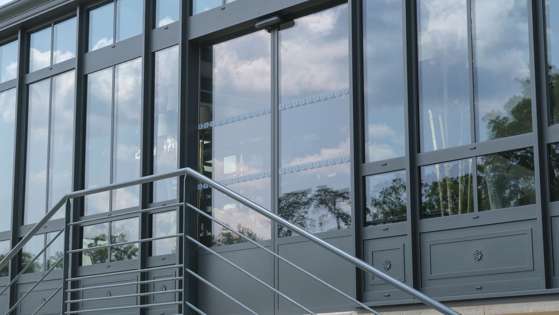 Portes en aluminium et automatiques d'un commerce