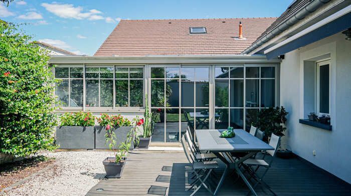 Gros plan sur une menuiserie en aluminium