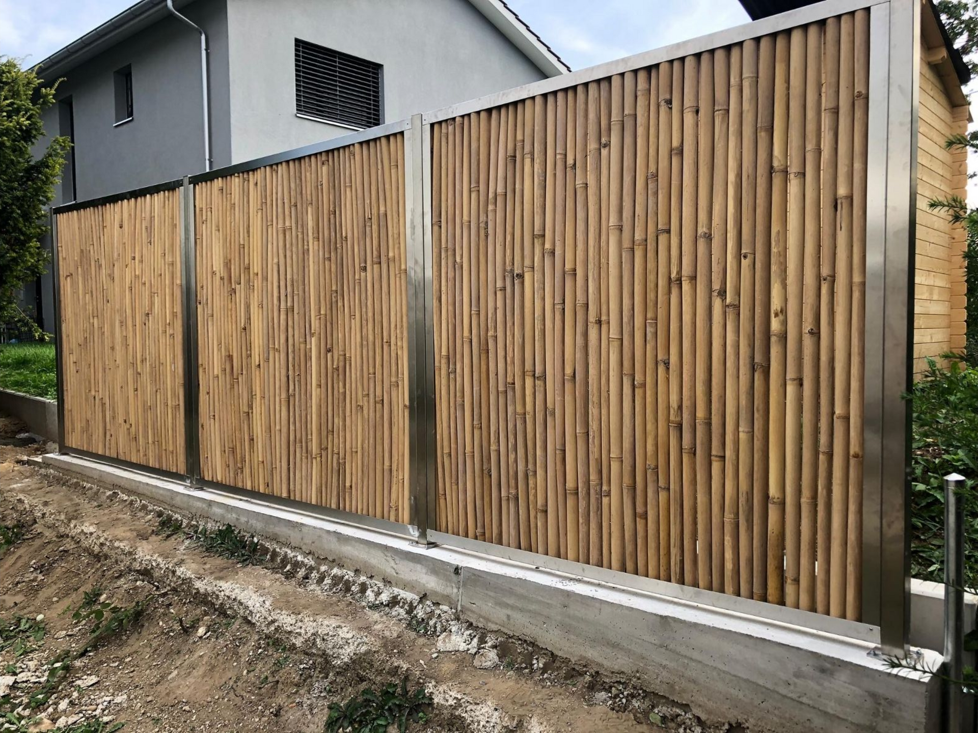 Bambuszaunelemente mit Edelstahlrahmen.