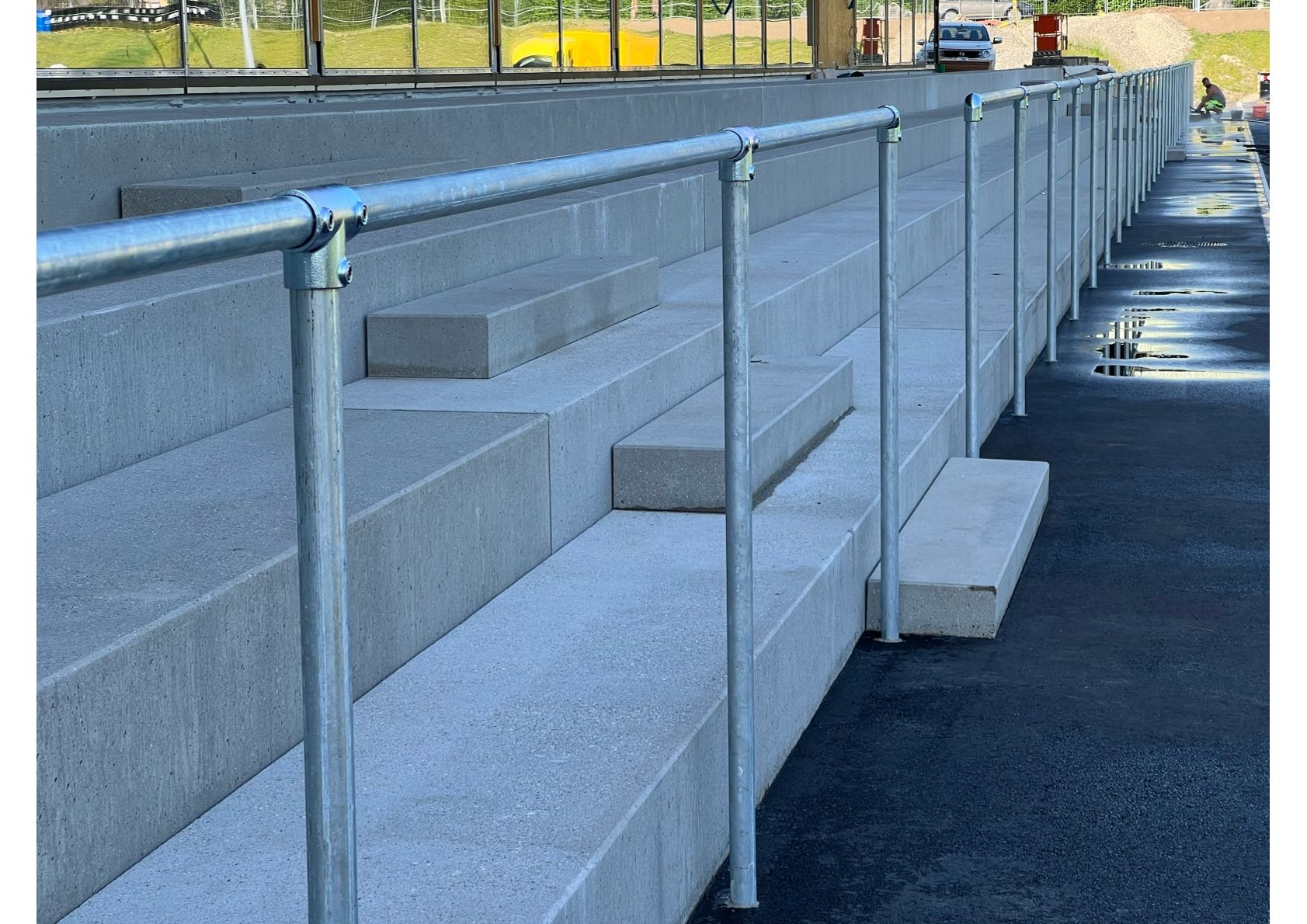 Betonstufen mit Metallhandläufen. Außenanlage, sieht neu aus.