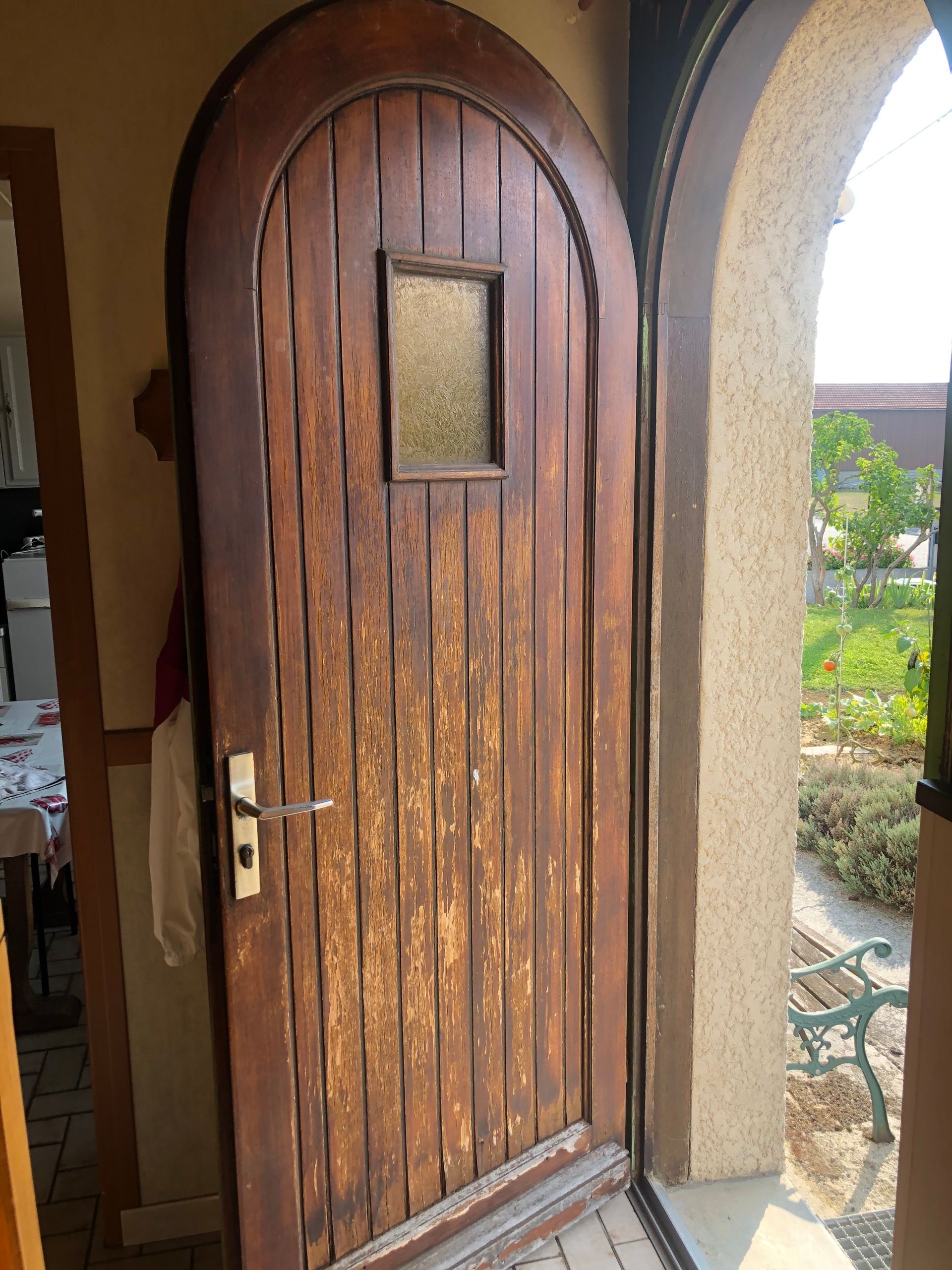 Porte en bois avec arrondi