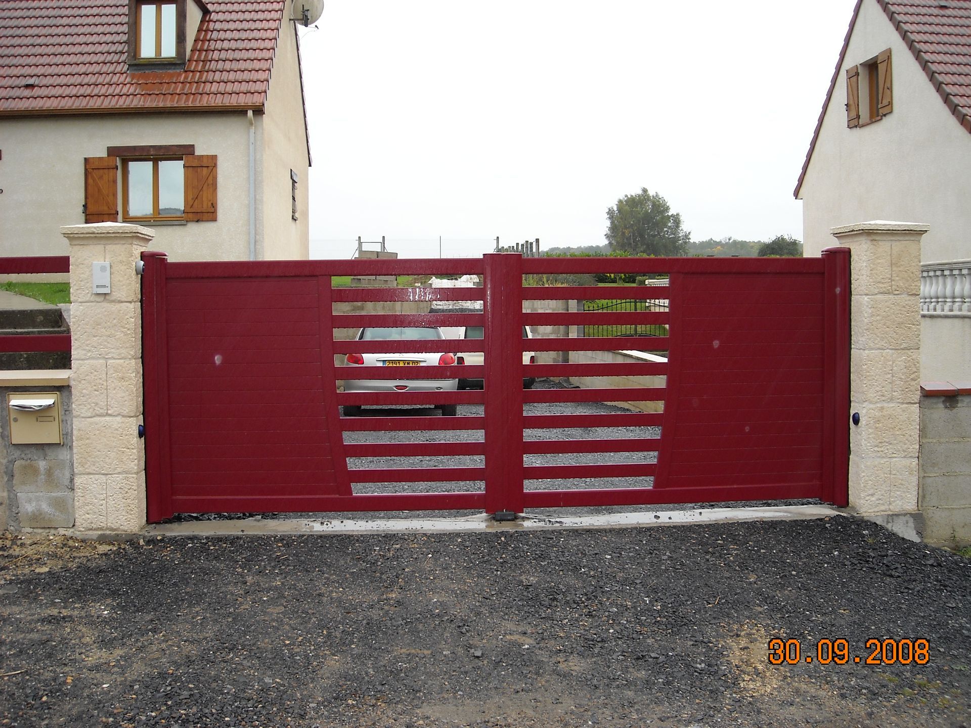 Portail ajouré rouge