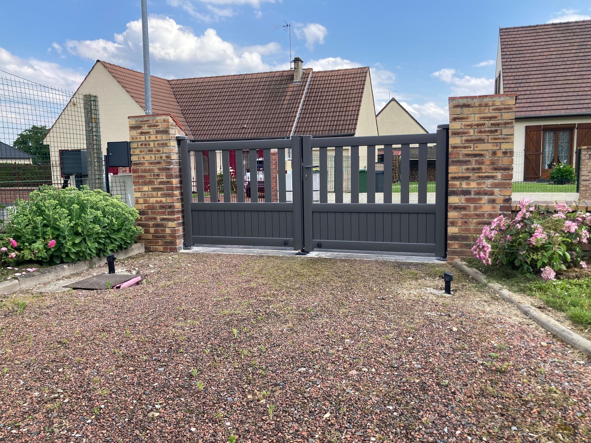 Portail ajouré gris