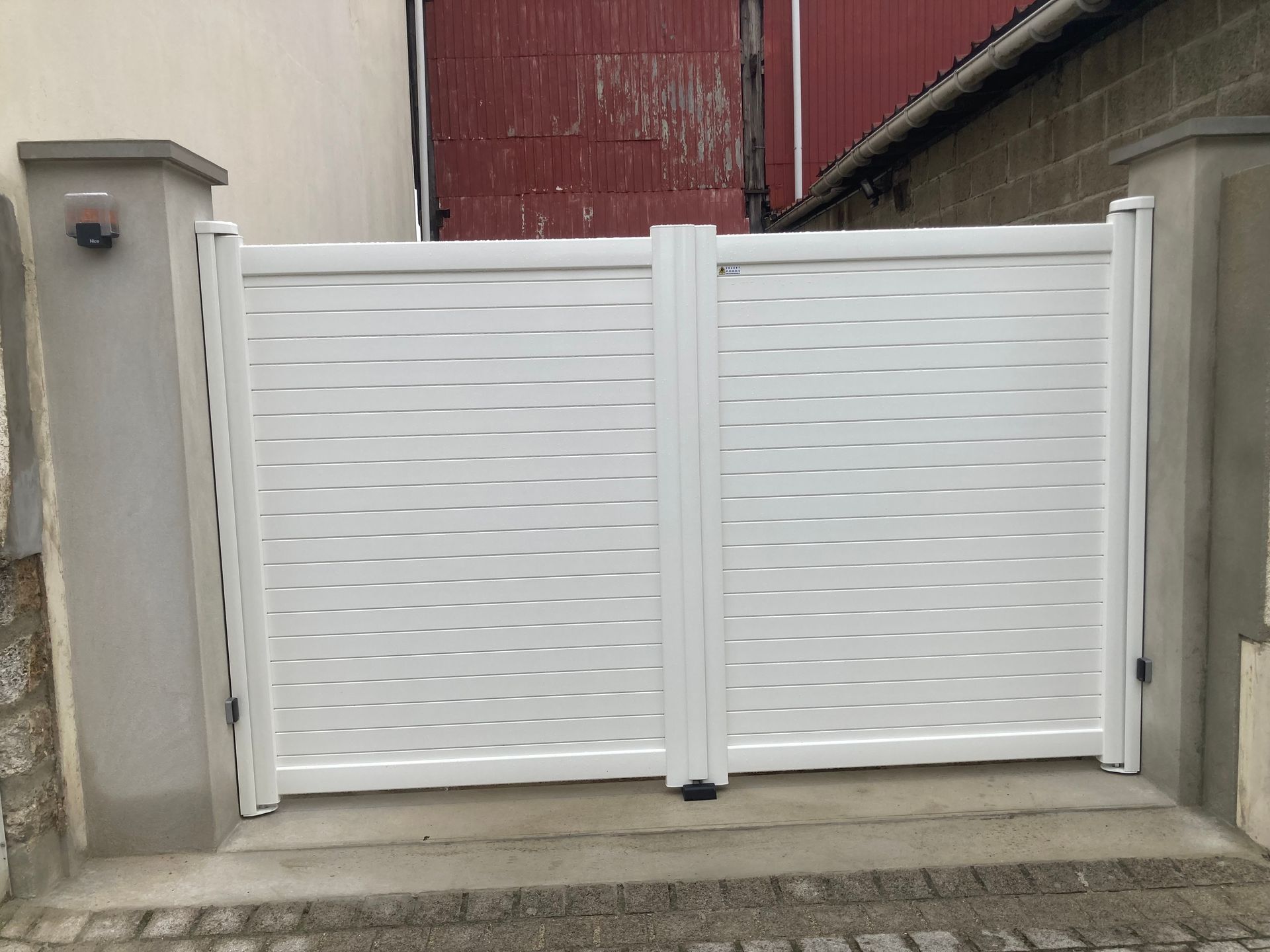 Portail en PVC blanc