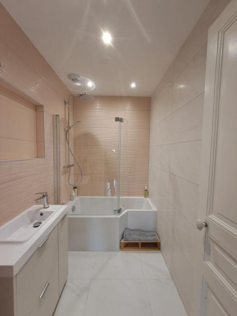 Baignoire dans une petite salle de bains