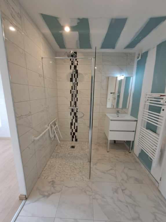 Salle de douche, sèche-serviettes