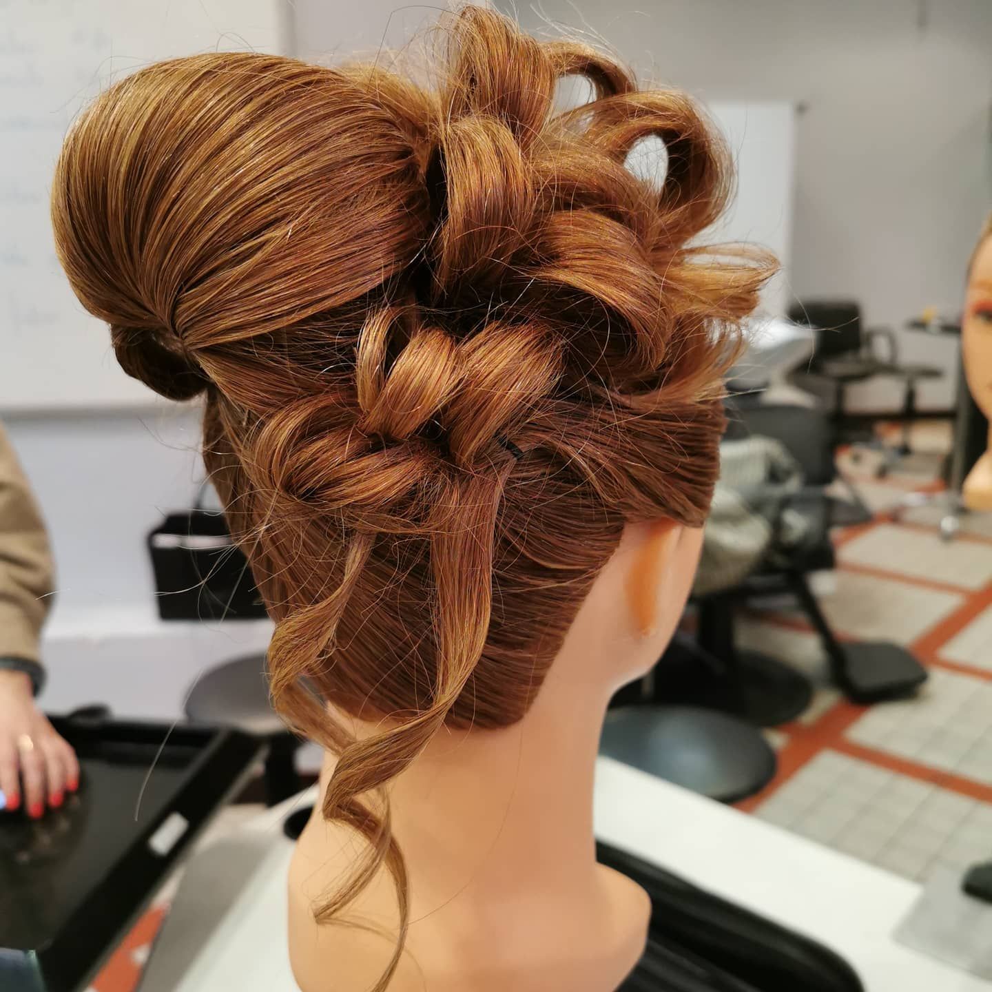 Essai chignon haut sur tête à coiffer.