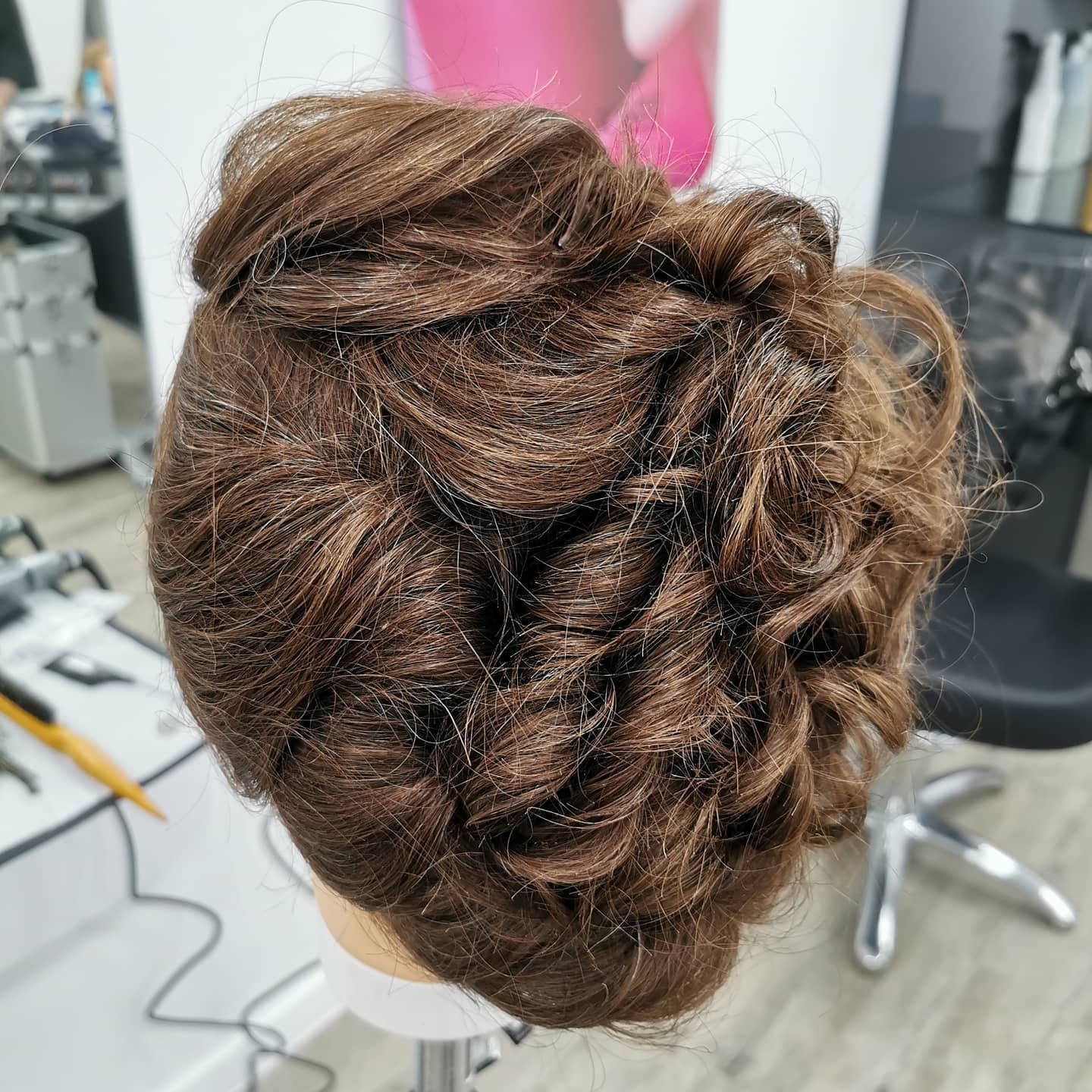 Essai de coiffure sur tête à coiffer.