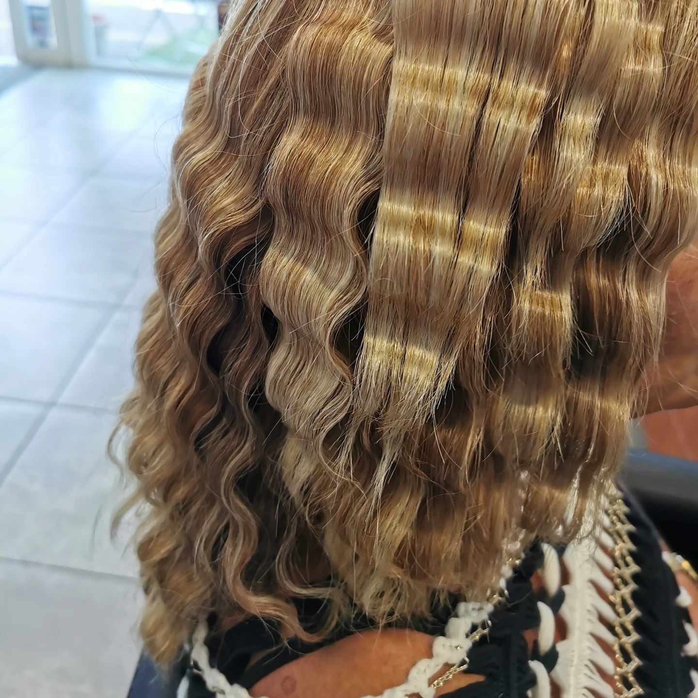 Coiffure cheveux ondulés.