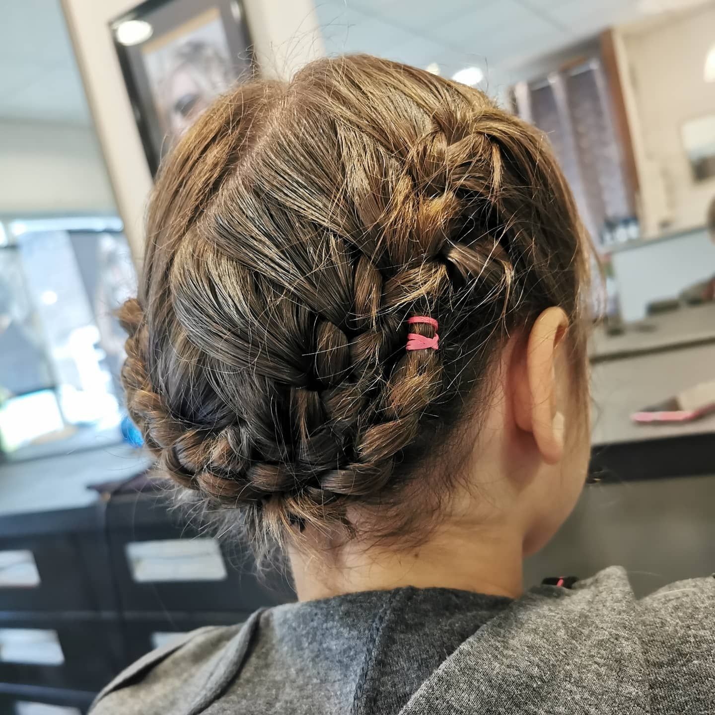 Chignon en tresses pour fille.