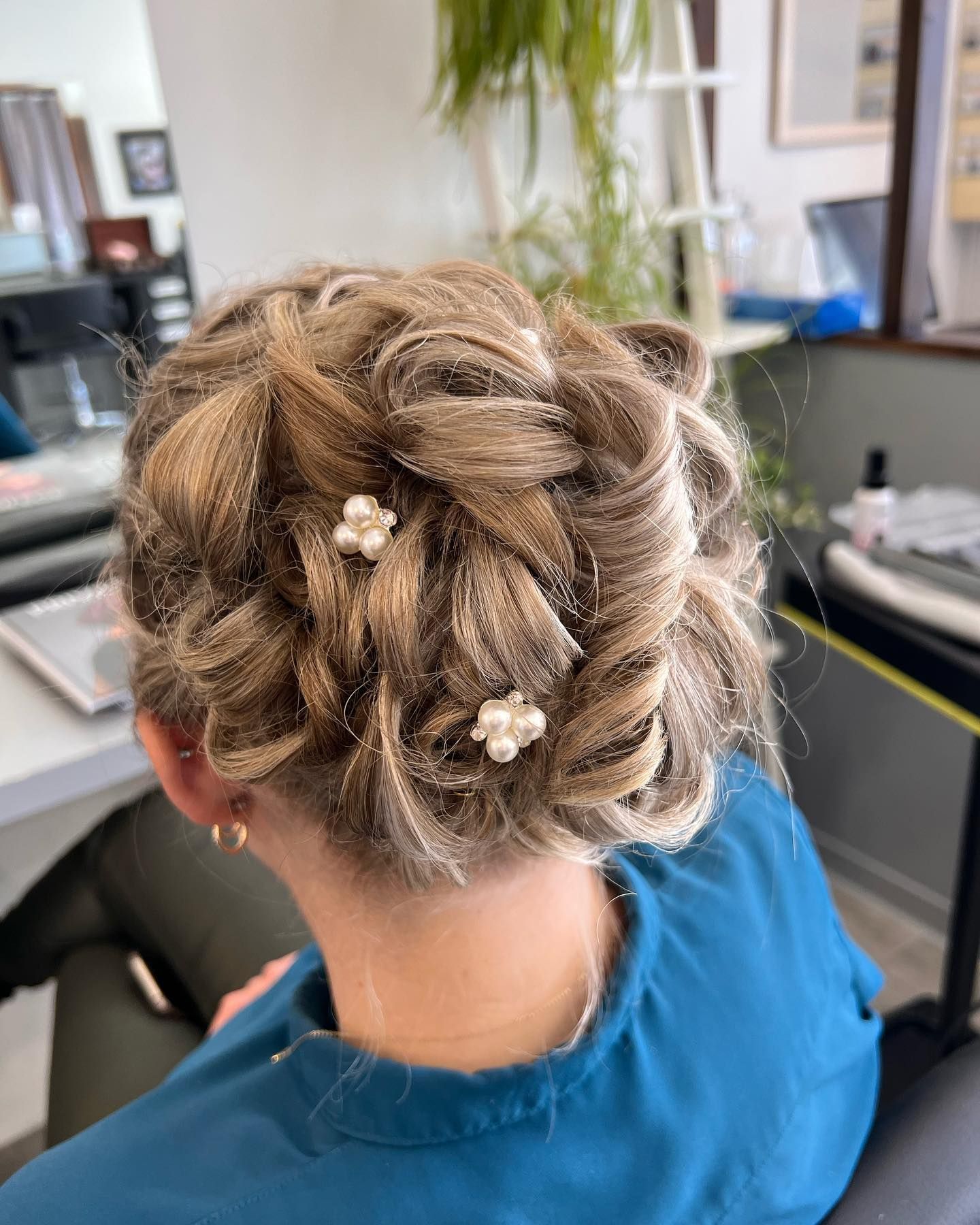 Chignon avec perles.