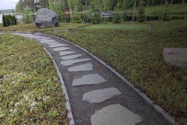 Kivillä päällystetty polku