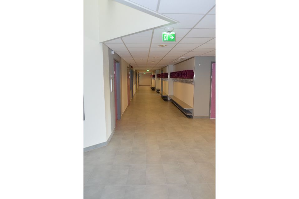 koulun käytävä naulakoineen