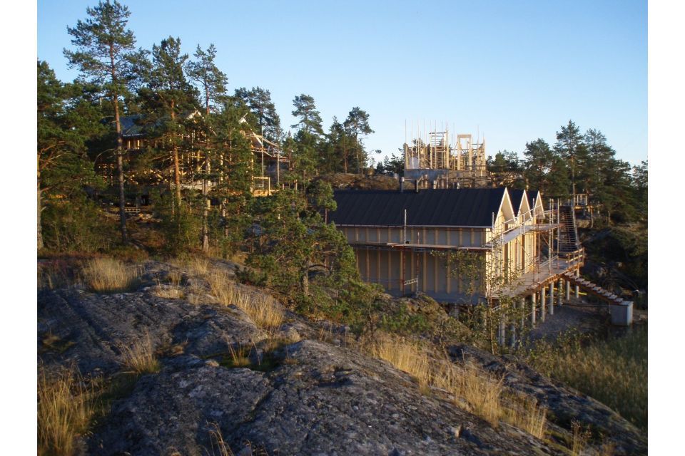 rakennuskokonaisuus keskellä luontoa