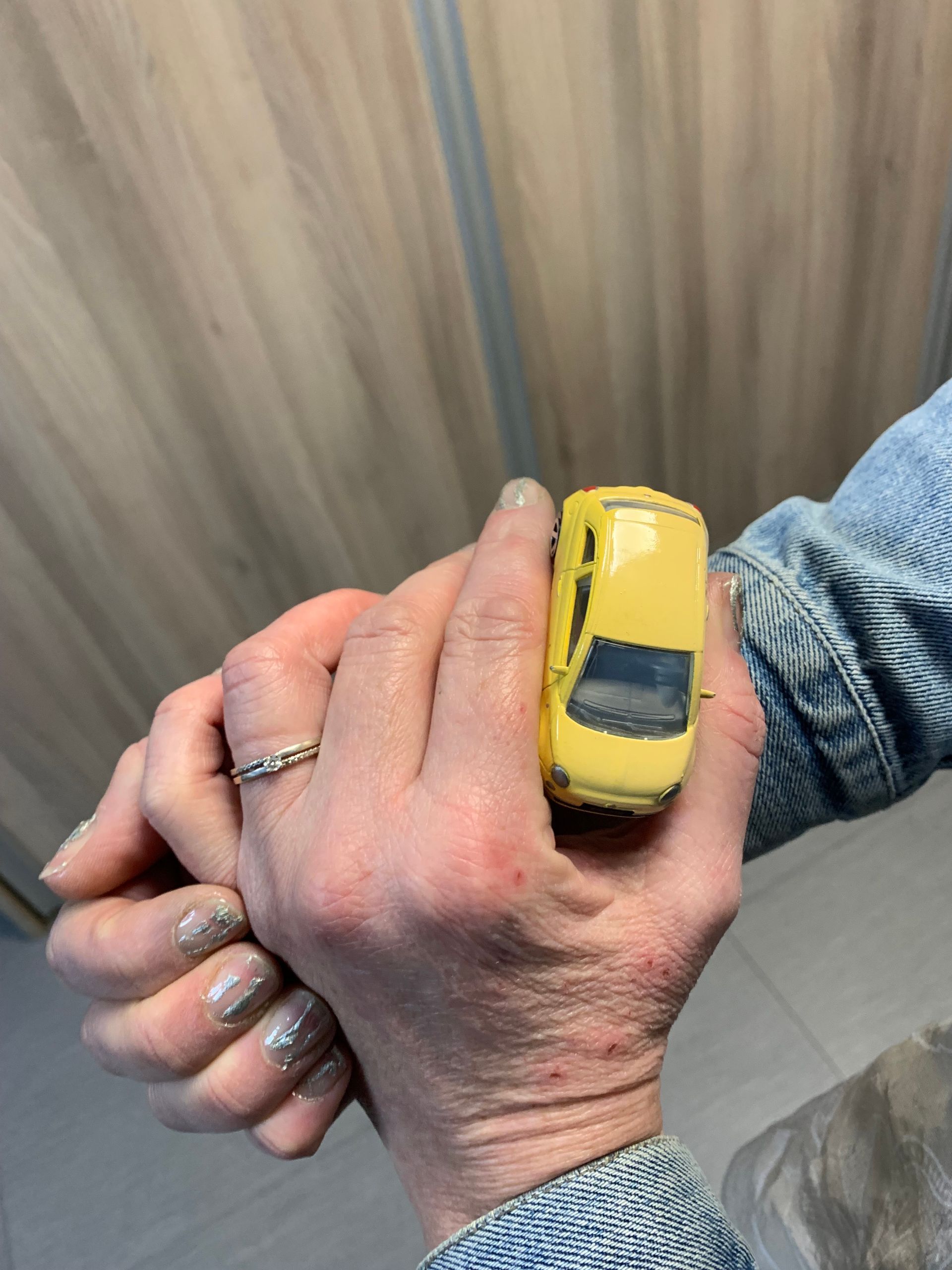 Petite voiture jaune