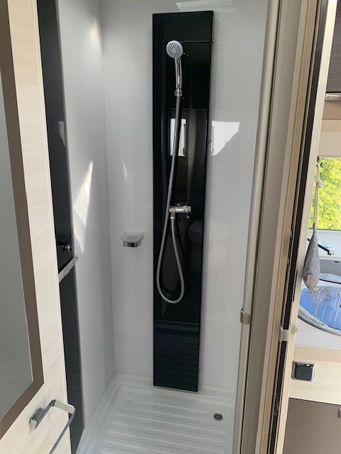 Cabine de douche séparée des toilettes